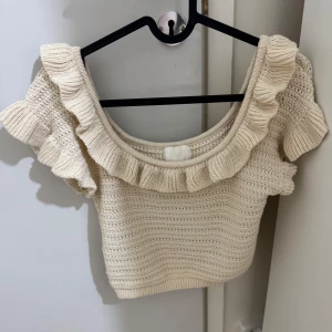 Beige topp - En beige topp från H&M i stl S som är i väldigt bra skick säljs för 100 kr. 
