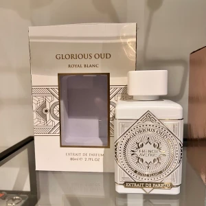 Glorious Oud Royal Blanc Parfym - Exklusiv Extrait de Parfum med elegant design. Volym: 79 ml. Använder aldrig endast test sprayad någon enstaka gång. Lägg bud