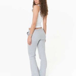 Grå mjukisbyxor från Nitted - Snygga grå mjukisbyxor med bootcut och dragsko i midjan. Byxorna har normal passform, sidofickor och är tillverkade i mjukt bomullsmaterial. Perfekta för chill dagar eller när du vill vara bekväm men ändå se fräsch ut. Som nya, köpta här på vinted💕