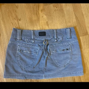 Lågmidjade jeans kjol - Snygg grå jeanskjol från Pepe Jeans med coola detaljer 🌸