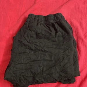 Svarta linnebyxor med resår och snörning - Svarta linnebyxor med avslappnad passform, resår i midjan. Har använt 1 gång, sitter bara i garderoberna. Pris kan diskuteras.