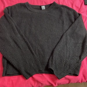 Svart stickad tröja från H&M - Mysig svart stickad tröja från H&M. Har använts endast 7 gånger skulle jag gissa. 