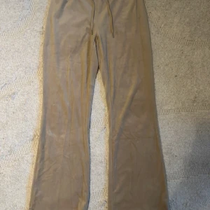 Beiga mjukisbyxor med snörning - Har använt ett par gånger! Men är ganska bra skick! Finns tillgänglig i Skövde, Borås & Värnamo❤️