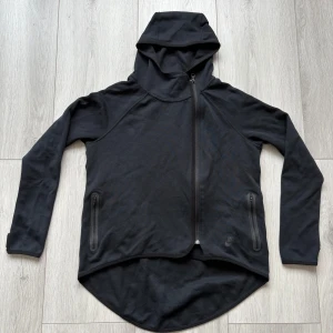 Nike Tech fleece hoodie - NIKE TECH FLEECE CAPE W Malli: 908822-010 Koko: S Ovh: noin 100e  Postitus/nouto