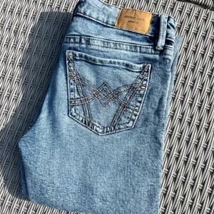 Bootcut jeans low waist från Gina Tricot 🩵 - Säljer just nu super snyggaaa ljusblå bootcut jeans med riktig lågmidia från Gina Tricot med broderade detaljer på bakfickorna!!! Använda 2 gånger är lite för korta för mig därför säljer jag😜
