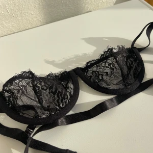 Svart spetsig bralette - Jättefin svart bralette med spets. Lappen är bortklippt så är lite osäker på både märke och storlek men skulle gissa på 75A/70A och att det är H&M.🖤