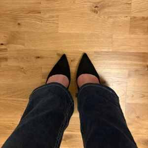 Svarta klackar - Säljer dessa fina klackar som jag inte längre använder! De är i ett mycket fint skick, endast använda någon gång. Ytan är i ett suede material. Bara att skriva vid frågor🥰
