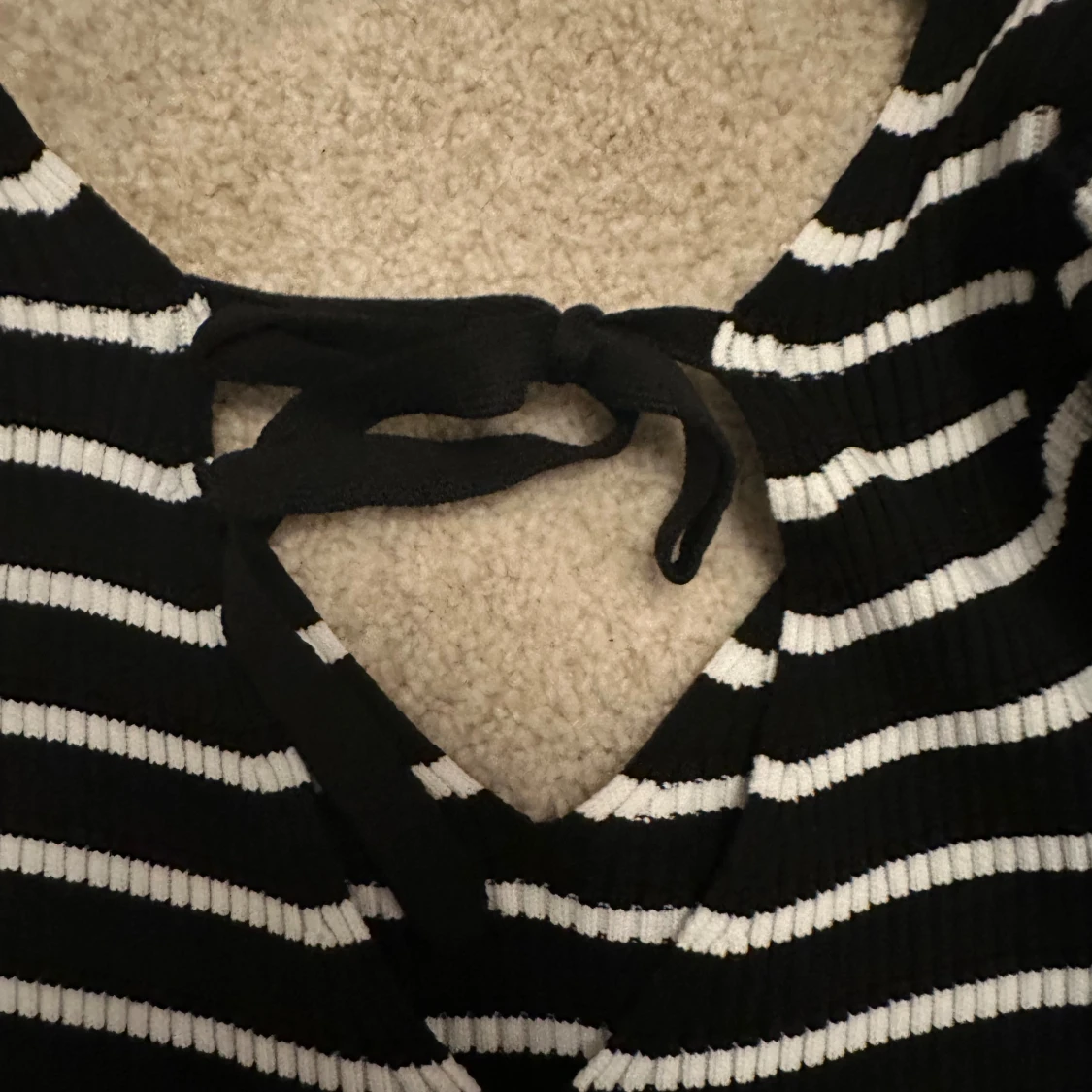 Svartvit randig blus med knyt - 1