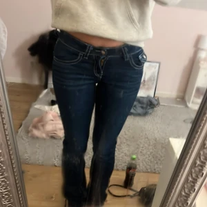 Mörkblå bootcut jeans med kontrastsömmar - Säljer ett par mörkblå jeans, från Gina Young. Storlek är 158 men passar 158-164. Är själv 163 lång och dom sitter bra i längden på mig och är ganska stretchiga. 