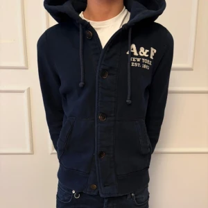 Ambercromie & fitch hoodie med knappar - Otroligt fet hoodie ifrån Abercrombie & Fitch🤩      L men passar även M                                              Pris kan diskuteras!
