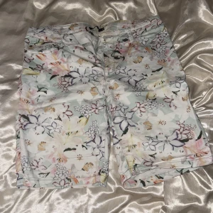 Blommiga sommarshorts  - Fina sommsrshorts med blommönster