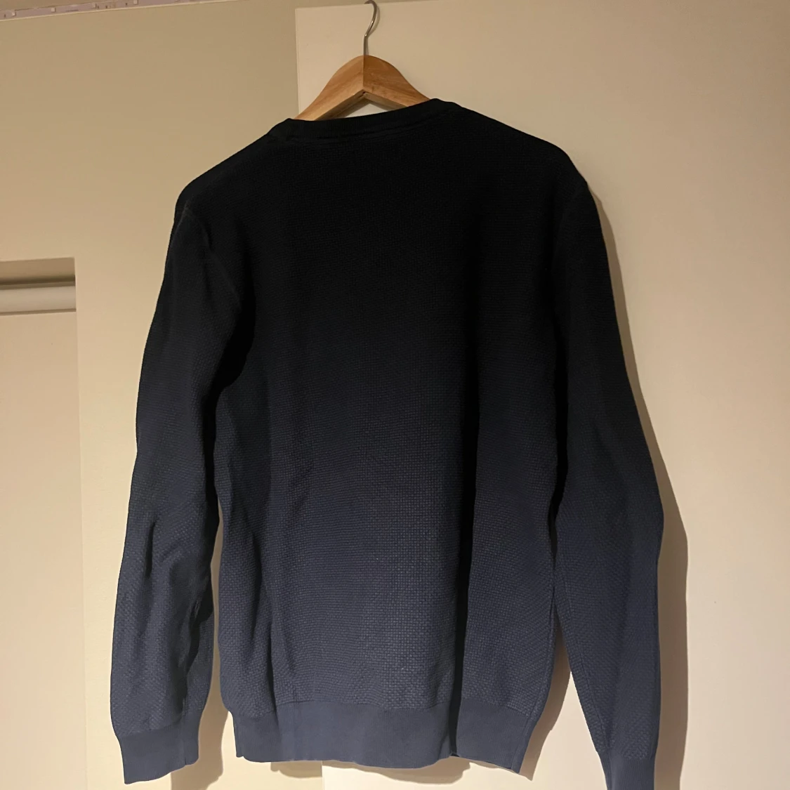 Mörkblå stickad tröja från GANT - 1