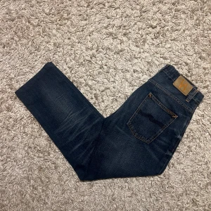Nudie jeans sleepy sixten vintage herr straight relaxed fit - Nudie jeans av modell sleepy sixten, släppta i 2018 men nudie tillverkar inte dessa längre. Riktigt fin wash och passform på dessa, straight relaxed fit. Mycket bra skick nästan nya, uppsydda nån centimeter hos nudie men fortfarande 32 i längd. Postas samma dag som köp eller dagen därpå🙌💯