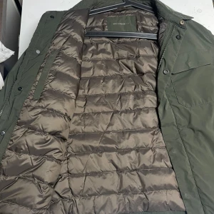 Field jacket Massimo Dutti - Stilren och varm field jacka från Massimo. Skicket är 9/10. Riktigt varm och skön till vintern med dun inuti. Storlek L, men sitter som M. Nypris ligger på 2999