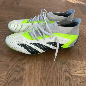 Adidas Predator Elite - Ett par Adidas predator elite med blandade färger som syns på bilderna. Skorna är använda max 5 gånger och är i absolut toppskick. Nypris: ca 3000 kr. Det är bara att höra av sig vid frågor eller funderingar.