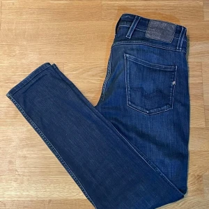 Replay jeans - Mörkblåa replay jeans i storlek 30/32. De är i mycket bra skick. Hör av er vid eventuella frågor!