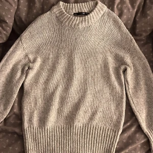 Stickad tröja - Fin stickad tröja, använd en del men inget som märks mycket.