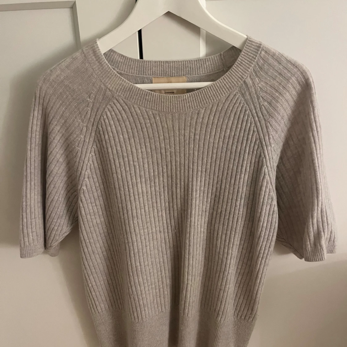 Beige ribbad kashmirtröja H&M S