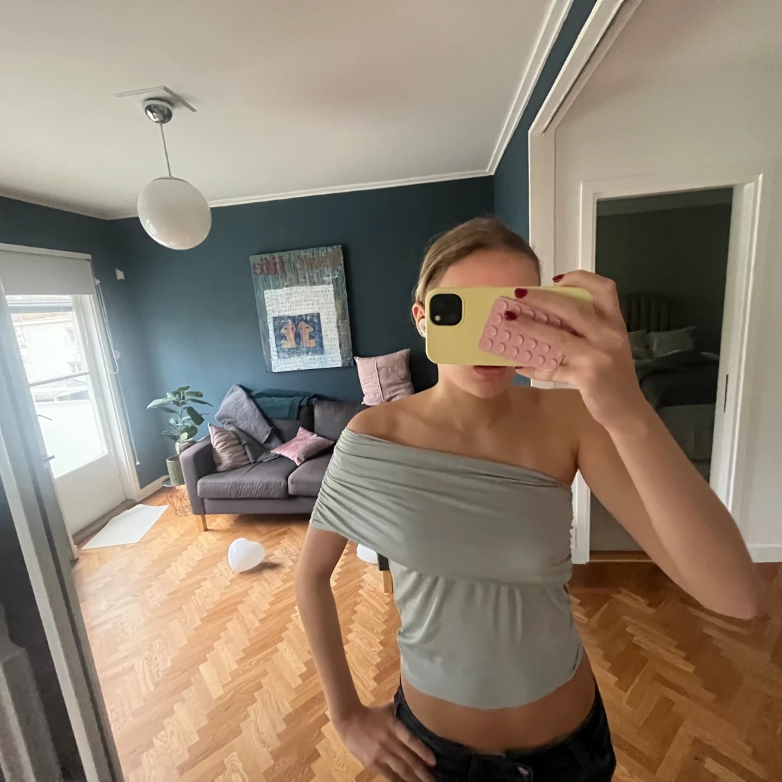 Ljusgrå offshoulder topp Divided - 1