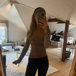 Gina topp - Säljer denna slutsålda topp från Gina tricot! Nästan aldrig använd. 