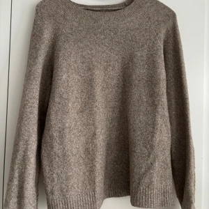Beige stickad tröja från Vero Moda - Beige stickad tröja från Vero Moda i storlek XS. Säljer även en grön på min sida i storlek S. Skriv om du har frågor💗