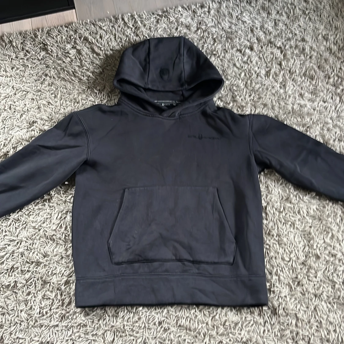 Svart hoodie från Sail Racing