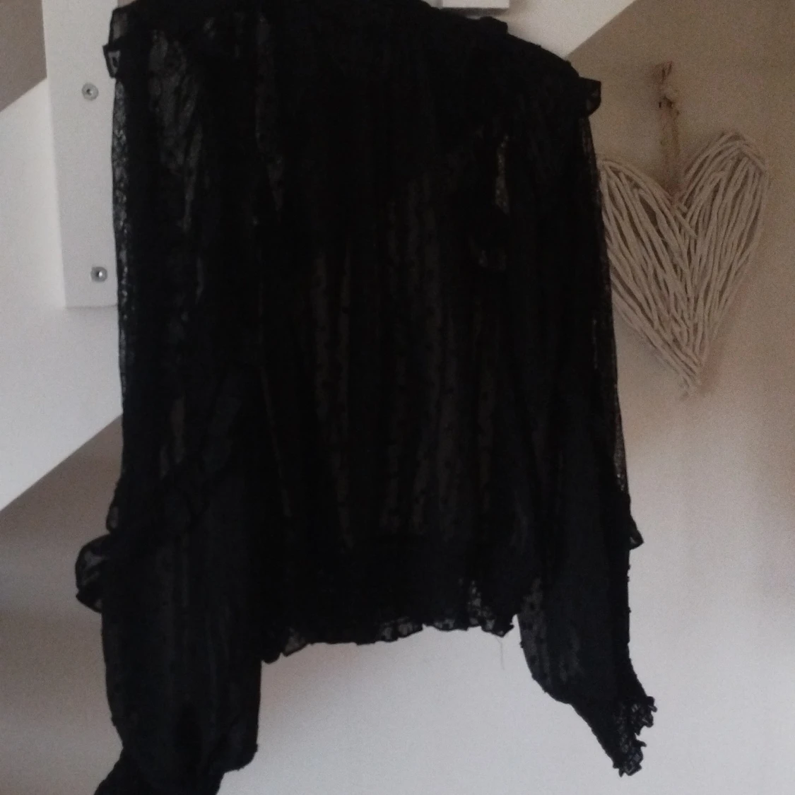 Svart prickig blus från Reserved - 1