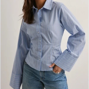 Skjorta  - En skjorta grå Neo Noir. 