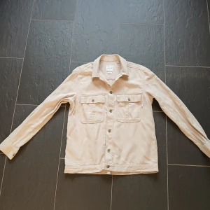 Beige overshirt från Only & Sons - Snygg beige overshirt från Only & Sons. Jackan är tillverkad i mjuk bomull och linne har knäppning framtill. Perfekt för lager-på-lager. Storlek s men passar även m. Hör av dig vid minsta fundering!😊