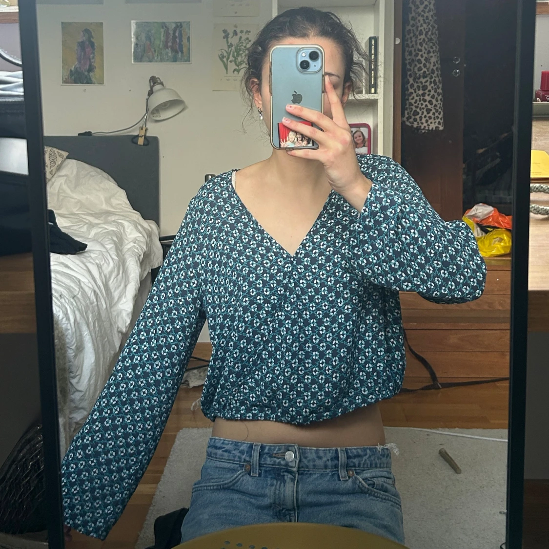 Blommig blå blus med v-ringning - 1