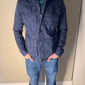 J.lindeberg jacka - Tja! Säljer nu denna snygga jackan från J.lindeberg. Storlek:M|Skick:8/10|Pris 1799kr|