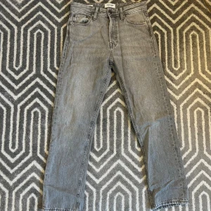 Grå jeans från Jack & Jones  - Säljer ett par grå jeans från Jack & Jones i klassisk rak modell. Storlek W27 L30. Tveka inte på att skriva ifall du undrar nåt!✨