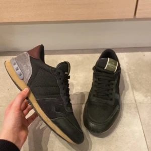 Valentino Rockrunners - Säljer ett par valentino rockrunner i bra skick förutom ett liten defekt vid tån (bild 6)men man ser inte jätte mycket. Annars har Dom har väldigt få defekter. Pris kan diskuteras vid snabb affär.