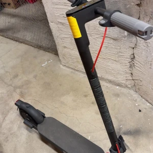 Xiaomi Electric Scooter 4 Pro (2nd Gen) - Hej, jag vill sälja min elsparkcykel som jag fick som present eftersom den bara ligger i källaren och har inte användning av den. Har bara haft den i 2 månader och den funkar precis som ny.  Jag har certifikatet och instruktions böckerna som kommer med.  Den kommer laddad och med laddare till den, bromsarna funkar perfekt.  Den har 3 olika lägen, (gå, normal, och sport)  Batteriet håller upp till 60km. Ny pris i butik 5990( PRIS KAN DISKUTERAS)