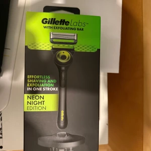 Gillette Labs Neon Night Edition - Gillette Labs Neon Night Edition rakhyvel med exfolieringsbar för enkel rakning och exfoliering i ett drag. Ny i förpackning, med magnetisk ställ och flexibla blad för komfort. Perfekt för daglig användning, ger en snabb och smidig rakning.  Säljer 150kr prutat och klart 