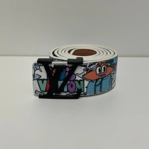 Lv Bälte - Hejsan, säljer ett helt nytt bälte aldrig tidigare använd. Storlek 110cm. Postar alltid inom 24h efter köpet. Skriv gärna om du har fler frågor.