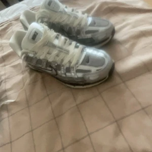 Nike p6000 - Hej säljer ett par skor i färgen grå skorna är i storlek 43 och bekväma, hör Järna va dig om du har frågar eller funderar ngt 