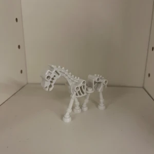 LEGO Glow-in-the-dark skellet häst - Unik LEGO hästskelett i vitt, med glow-in-the-dark effekt. Perfekt till samlingar eller som tillbehör till LEGO-äventyr. Figuren är i mycket gott skick utan synligt slitage eller defekter. Den är från Lego Castle brickmaster som är väldigt sällsynt att hitta nu för tiden. Hör av er om ni har frågor!