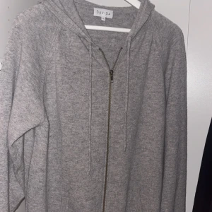Davida cashmere hoodie  - Davida hoodie, aldrig använd. 100% cashmere ny pris 2799