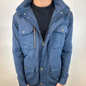 Fieldjacka  - Hej, säljer nu denna väldigt snygga och eftertraktade Field jackan som är perfekt nu till hösten/ vintern! Storlek M Fraktas spårbart vis Instabox, PostNord eller bring!  Vid minsta lilla fundering så är det bara att höra av sig!  