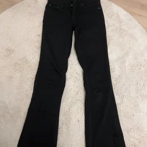Svarta bootcut jeans från Zara - Jätte snygga jeans ifrån Zara, mid waist och i storlek 34 🖤