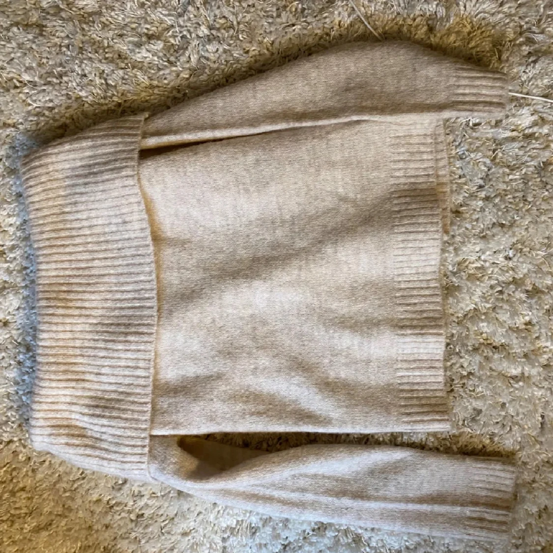 Beige offshoulder stickad tröja - 1