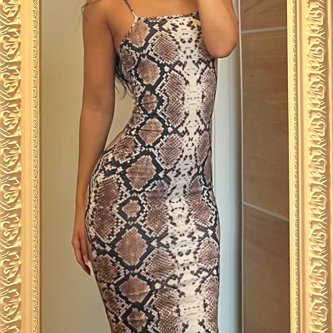 Tight klänning med ormmönster