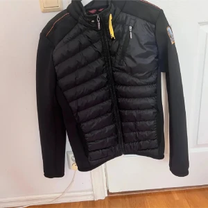 Söker parajumper cardigan  - Ska vara i storlek xs eller S och får inte kosta mer än 1100kr