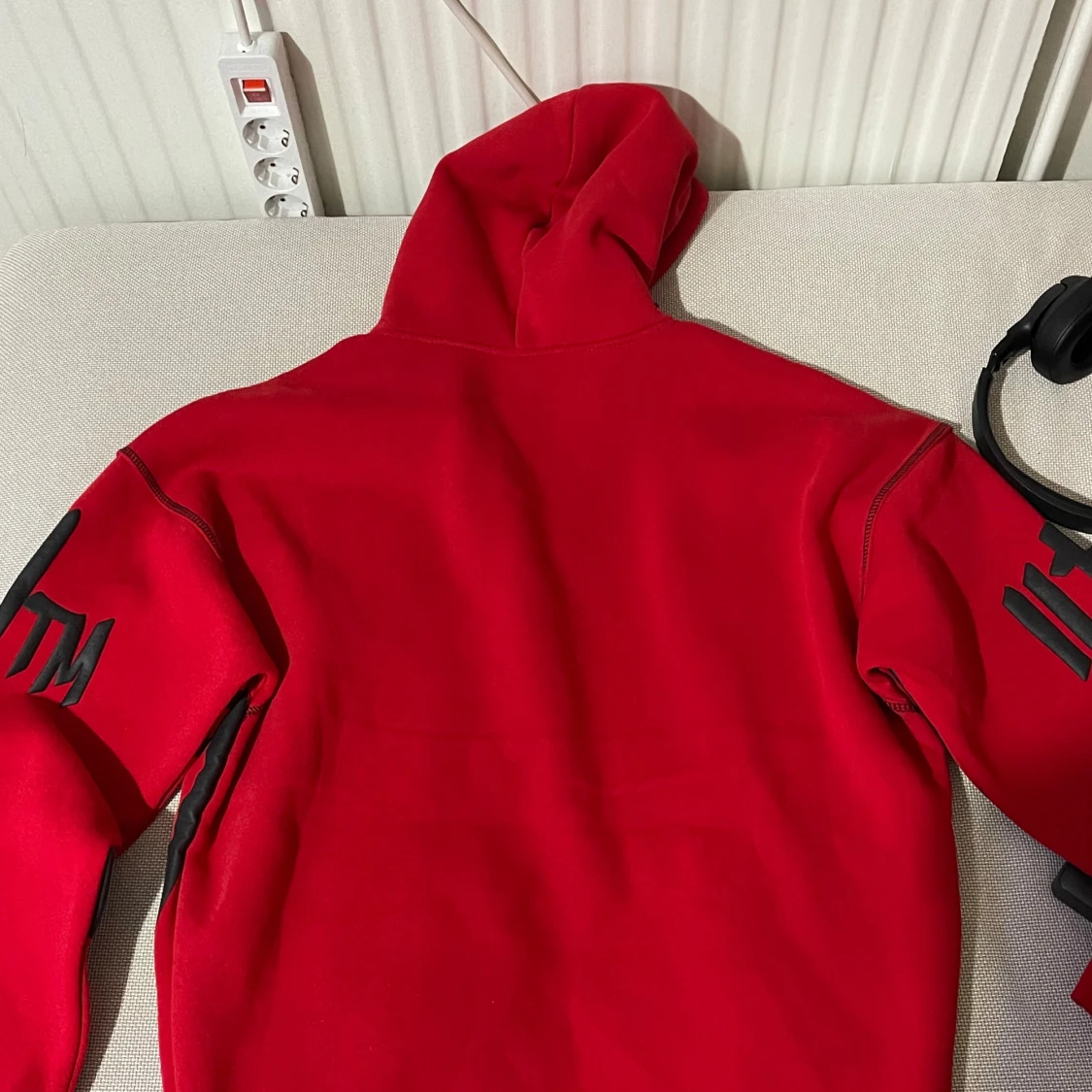 Röd hoodie med svart graffiti-tryck - 1