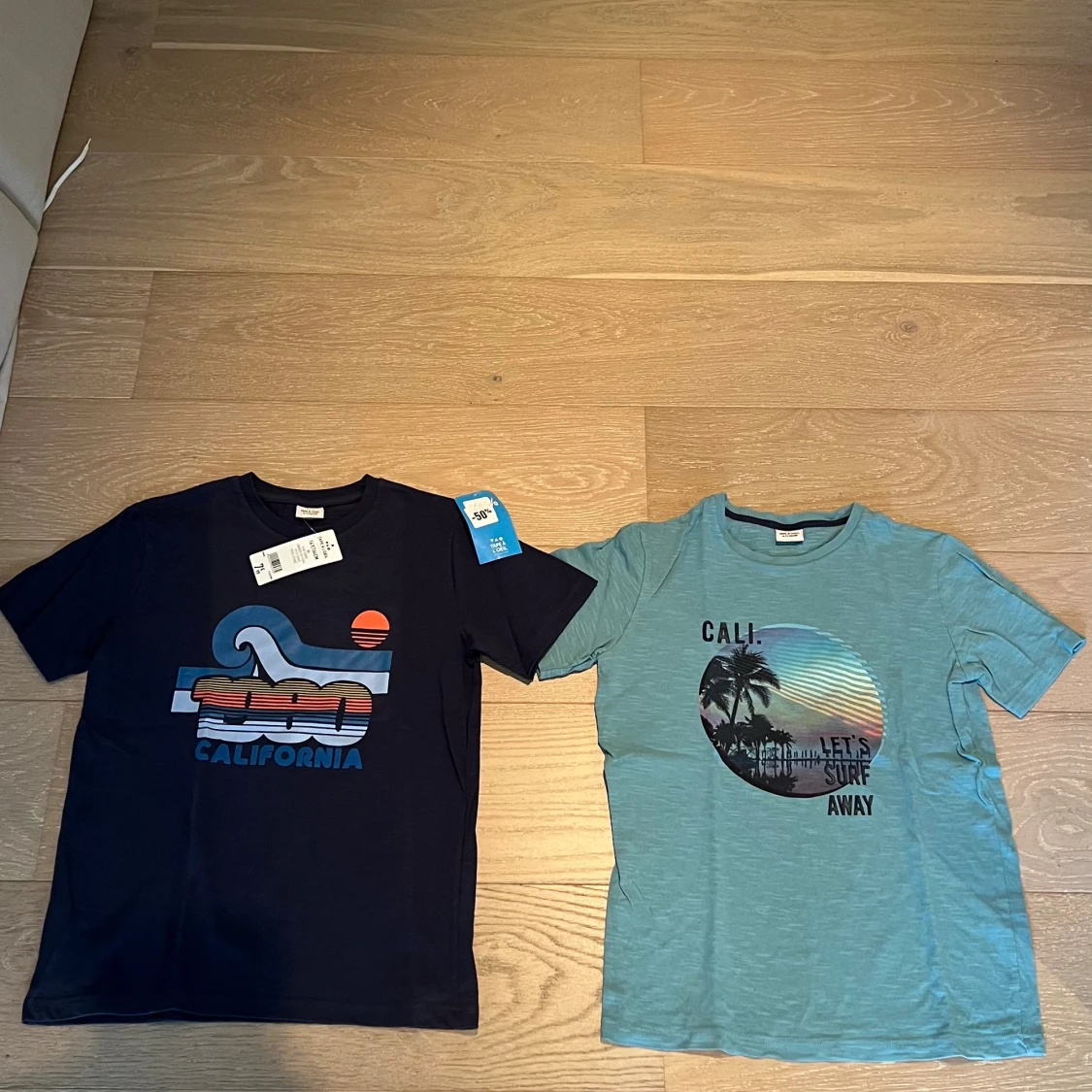 164/14år, Två Tape à l'Oeil California t-shirts,