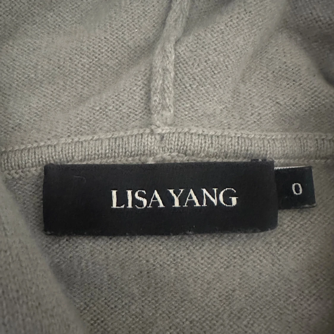 Grå hoodie i kashmir från Lisa Yang - 1