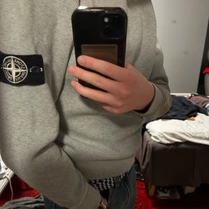 Vintage Stone Island crew neck - Säljer min Stone Island crew neck som jag ärvt av min kusin för ksk 10 år sen. Var för stor då och nu har den blivit för liten i ärmarna. Låg i en garderob 90% av tiden. Stone Island patchen kom inte original då jag måste ha tappat bort den som liten. Den är köpt i efterhand, tyckte vit passa fint. Köp.
