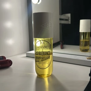 Sol de Janeiro Rio Radiance Mist - Perfume mist med solar tuberose och kokosmjölk. Fräsch och tropisk känsla i en smidig 240 ml flaska. Perfekt för dig som vill ha en lätt och upplyftande doft hela dagen.
