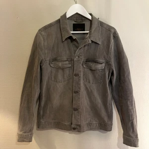 Jeansjacka J.Lindeberg grå - Säljer denna sjukt snygga jeansjacka från J.Lindeberg⭐️ Färgen är grå och storleken är M✅ Den har inga defekter och skicket är utomordentligt🙌🤝 Sjukt najs passform och passar perfekt till hösten🍁🙌 Tveka inte på att höra av er dig vid minsta fråga eller fundering😊